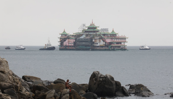 港媒：香港标志性水上餐厅“珍宝海鲜舫”于南海沉没